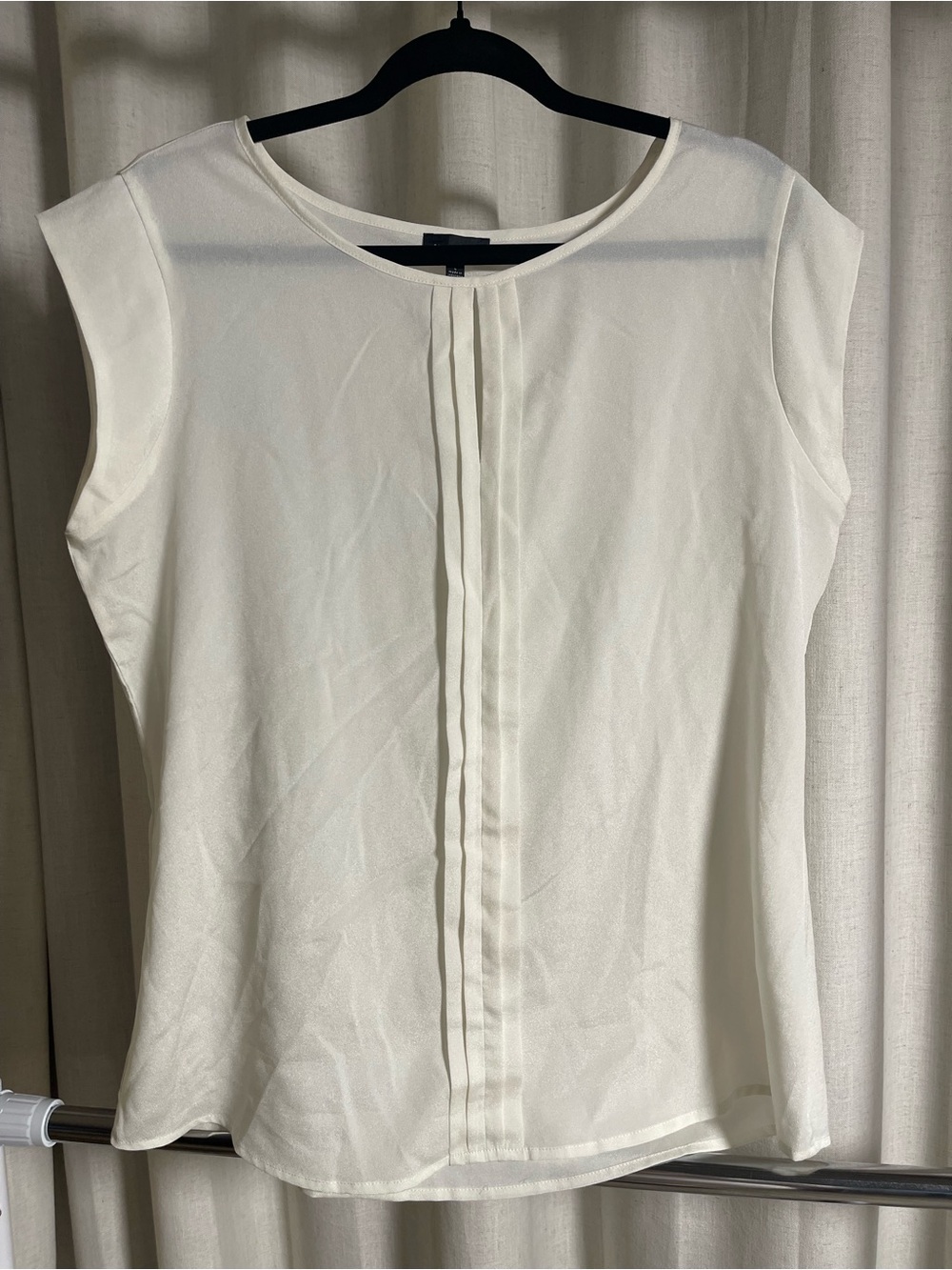 The Limited Women’s Cream Pleated Front Cap-Sleeve Top